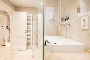 Dusche, Haartrockner, Handtücher