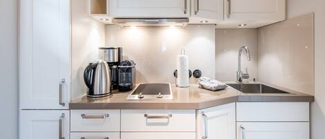 Køleskab, mikrobølgeovn, ovn, kogeplade