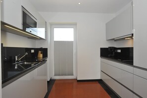 Frigorífico, microondas, placa de cocina y lavavajillas
