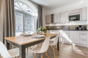 Réfrigérateur, surface de cuisson, lave-vaisselle, cafetière-théière