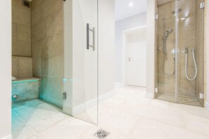 Douche, sèche-cheveux