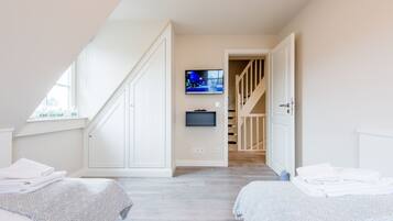 2 bedrooms, iron/ironing board, free WiFi, bed sheets