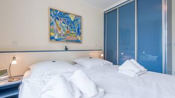 2 bedrooms, iron/ironing board, free WiFi, bed sheets