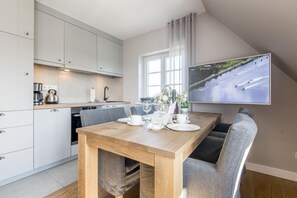 Een koelkast, een oven, een kookplaat, een vaatwasser