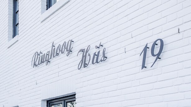 A white building with the sign "Ringgoh's 19" indicating the address. - Komfortabel. Ruhig. Gemütlich (Westerland)