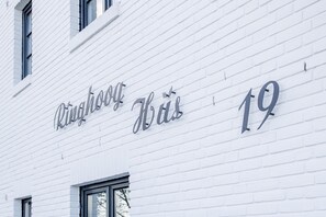 Een wit gebouw met het bord 'Ringgoh's 19' waarop het adres staat.