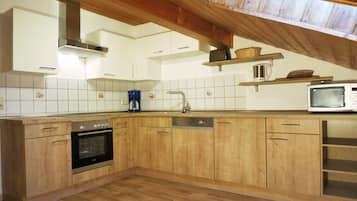 Een koelkast, een magnetron, een kookplaat, een vaatwasser