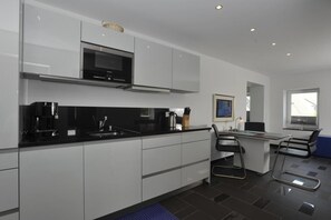 Kühlschrank, Mikrowelle, Herdplatte, Geschirrspüler