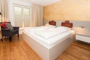 1 habitación, tabla de planchar con plancha, wifi gratis y ropa de cama