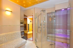 Douche, sèche-cheveux, serviettes fournies