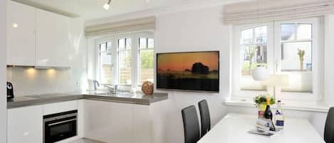 Réfrigérateur, four à micro-ondes, un four, surface de cuisson