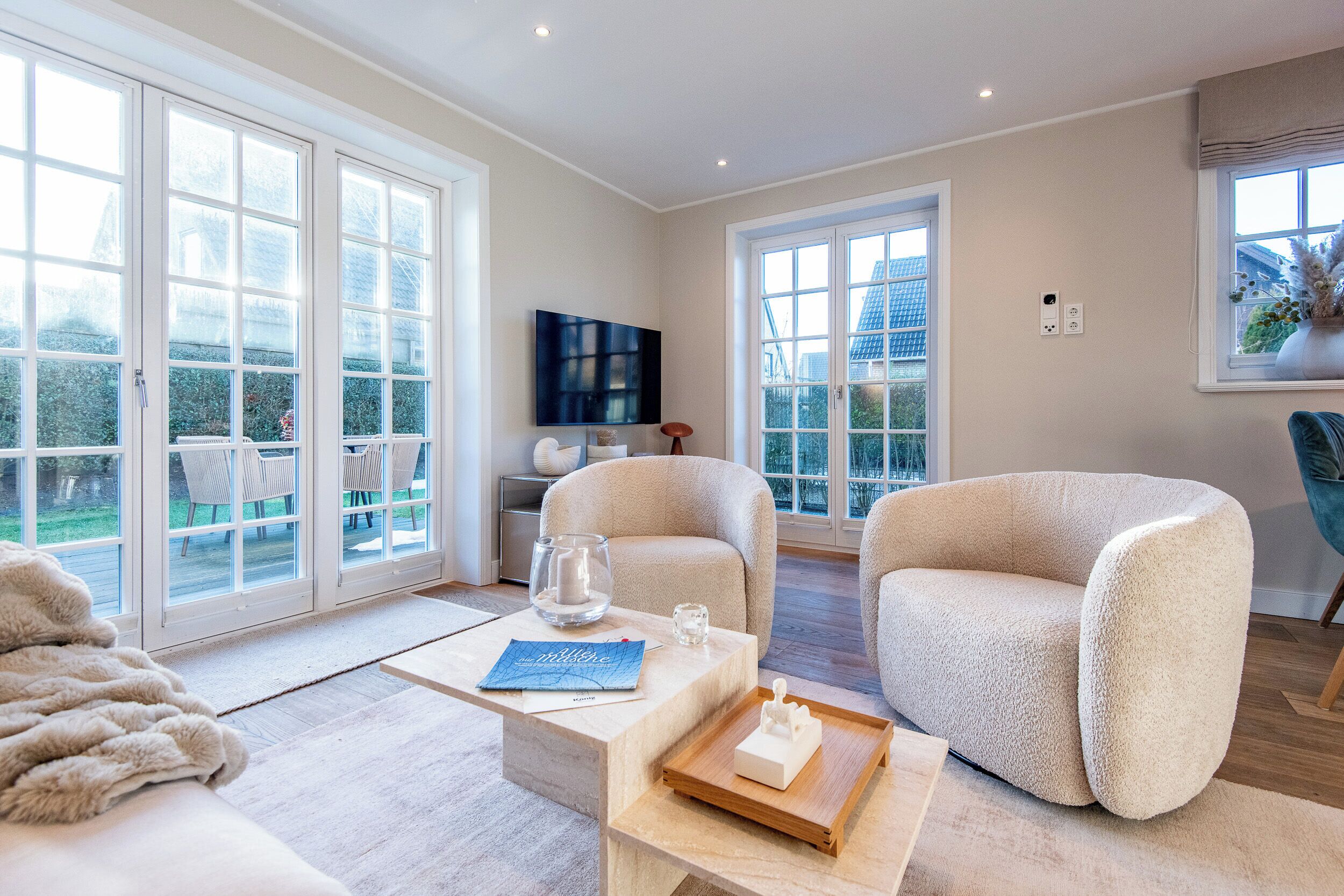 Televisie, een open haard en een dvd-speler