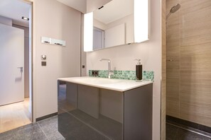 Dusche, Haartrockner, Handtücher