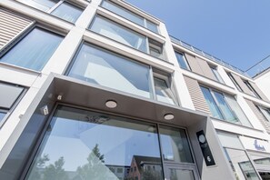 Exterior detail - Modern. Apart. Lichtdurchflutet. Neue Mitte, Whg. 4 Objekt-id: Nmw/04 (Westerland)