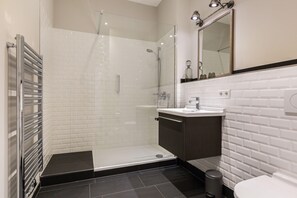 Douche, séchoir à cheveux, serviettes fournies