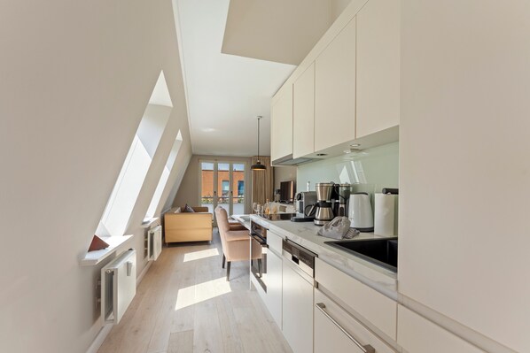 Fridge, oven, stovetop, dishwasher