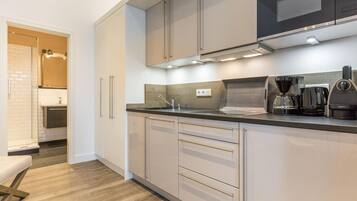 Coffee/tea maker, fridge, stovetop, dishwasher