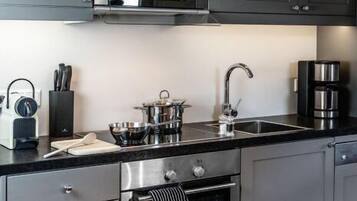 Kjøleskap, ovn, kokeplater og oppvaskmaskin