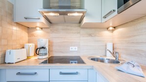 Eine moderne Küche mit Einbauherd, Spüle und Toaster.