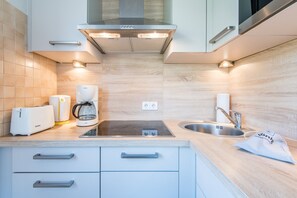 Fridge, microwave, stovetop, dishwasher - Frisch. Dünen. Meeresrauschen. Haus Norderstraße 61, Whg. 6 Objekt-id: Hns/06 (Westerland)