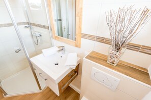 Dusche, Haartrockner, Handtücher