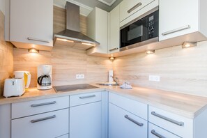 Kühlschrank, Mikrowelle, Herdplatte, Geschirrspüler