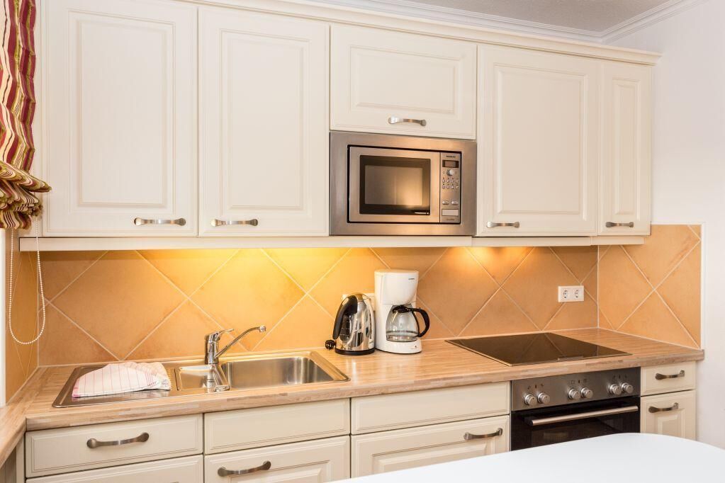 Jääkaappi, uuni, liesi, astianpesukone