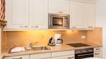 Jääkaappi, uuni, liesi, astianpesukone