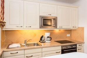 Fridge, oven, stovetop, dishwasher - Gemütlich. Komfortabel. Wellness. Residenz Bismarck, Whg. 6 Objekt-id: Hrb/06 (Westerland)