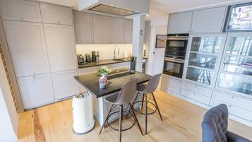 Coffee/tea maker, fridge, microwave, oven