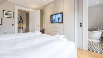 3 bedrooms, desk, iron/ironing board, WiFi (free)