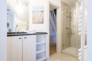 Chuveiro, secador de cabelo, toalhas de banho 