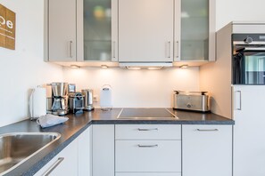 Kühlschrank, Mikrowelle, Ofen, Herdplatte