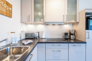 Kühlschrank, Mikrowelle, Ofen, Herdplatte