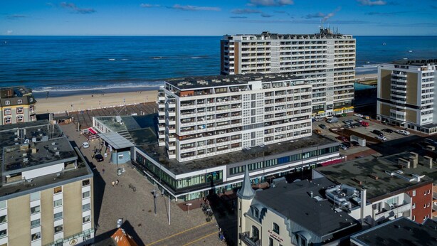 A multi-story hotel with balconies, located near a beach and ocean. - Sauna. Exquisit. Stimmig (Westerland)