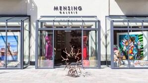 A building with a glass facade and the name "MENSING GALLERY" above the entrance. - Sauna. Exquisit. Stimmig (Westerland)