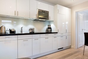 ثلاجة، ميكروويف، موقد طهي مسطح، غسالة أطباق