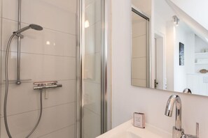 Douche, sèche-cheveux, serviettes fournies