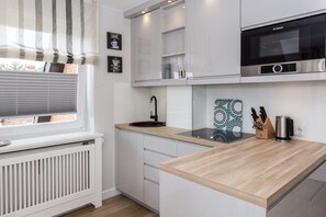 ثلاجة، ميكروويف، موقد طهي مسطح، غسالة أطباق