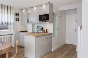 Kühlschrank, Mikrowelle, Herdplatte, Geschirrspüler