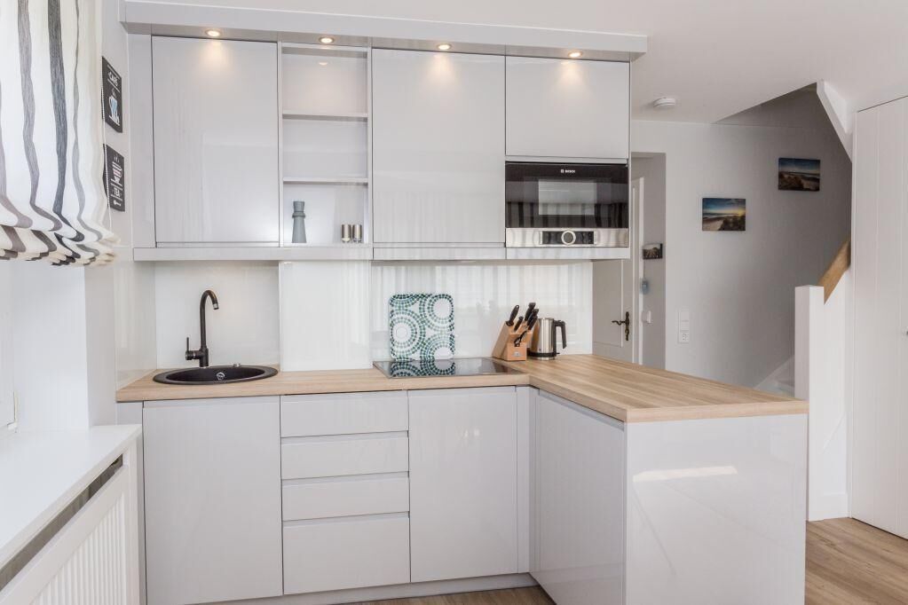 Kühlschrank, Mikrowelle, Herdplatte, Geschirrspüler