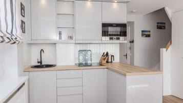 Coffee/tea maker, fridge, microwave, stovetop