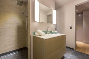 Douche, sèche-cheveux, serviettes fournies