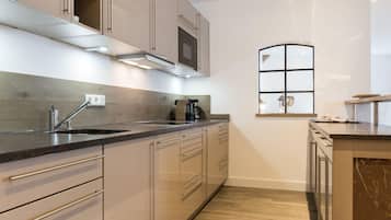 Een koelkast, een kookplaat, een vaatwasser