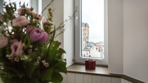 A window with a view of a street and buildings. - Großzügig. Ausblick. Wellness (Westerland)