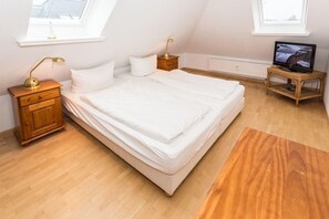 2 dormitorios, tabla de planchar con plancha, ropa de cama