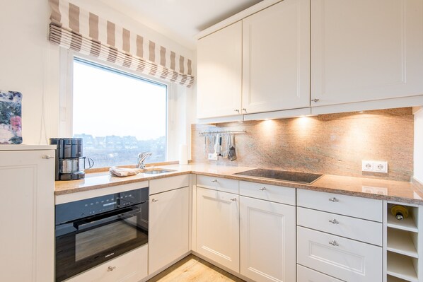 Fridge, microwave, oven, stovetop - Close to the beach. Individual. Sunny. (Wenningstedt)