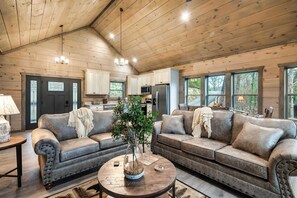 Smart TV, chimenea, videojuegos y oficina 