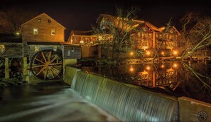 Exterior - Summer Pools! Games, Hot Tub, Pickleball, Mtn View (Gatlinburg)