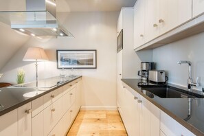 Kühlschrank, Mikrowelle, Herdplatte, Geschirrspüler